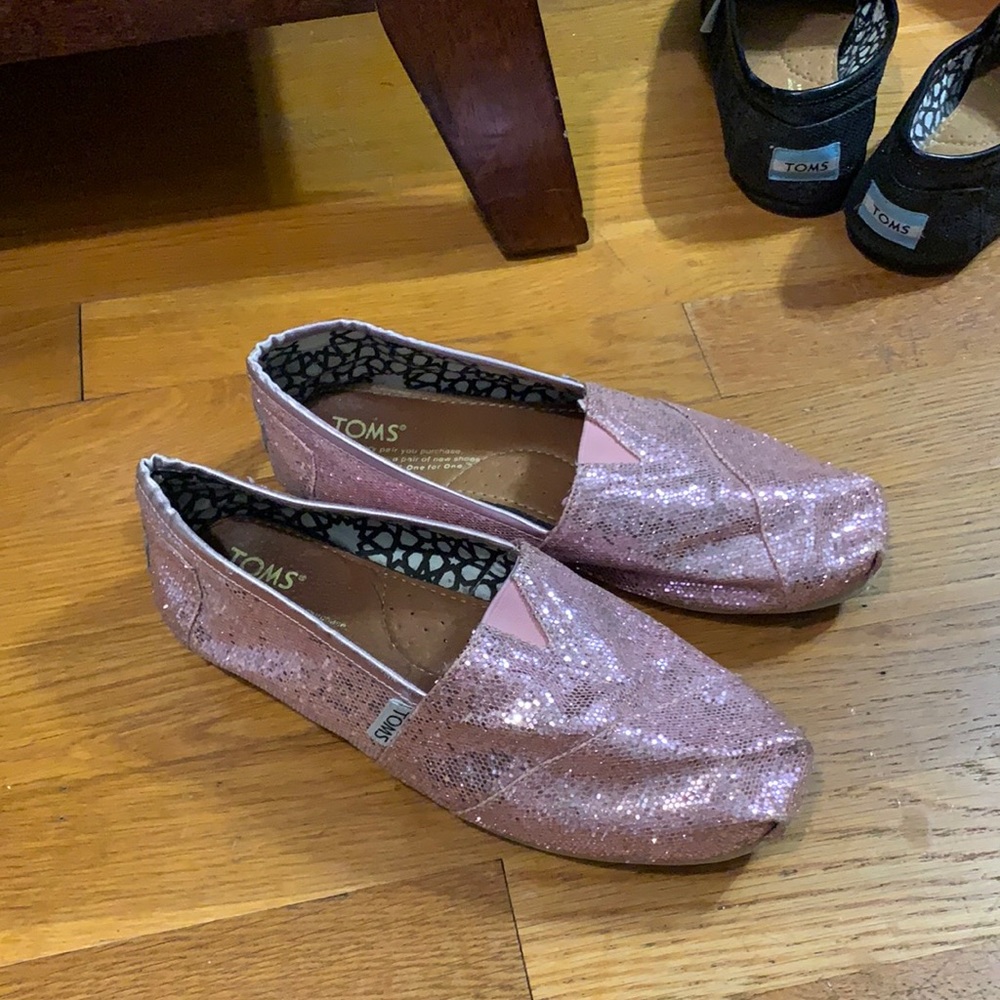 Tom’s glitter pink flats